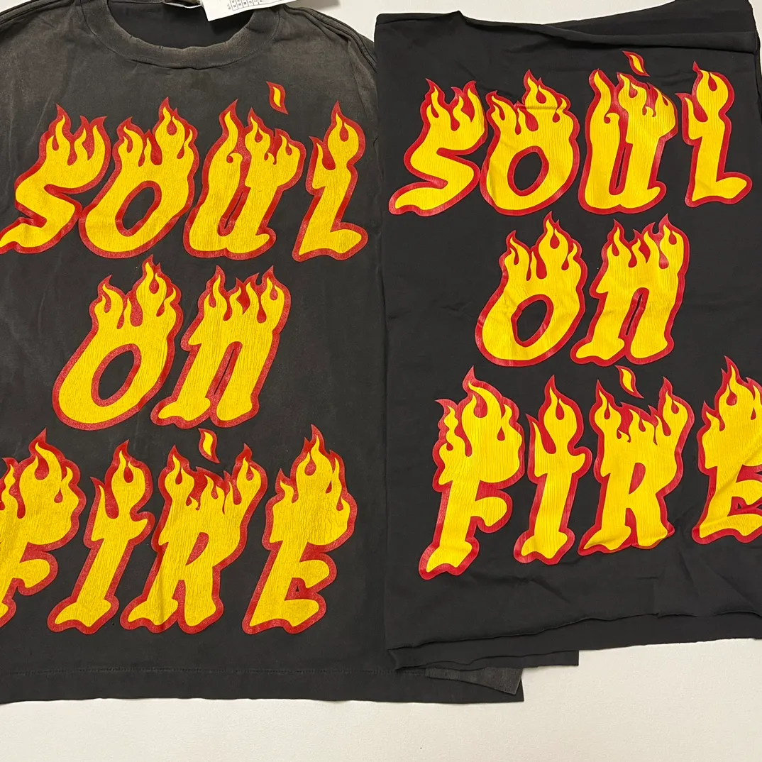 Authentic sample. Don’t buy products made from pictures. SAINT Mxxxxxx LS TEE/SOUL ON FIRE/BLK Soul Flame/Flame Long Sleeve. Washed Black S-XL. Look for cylindrical fabrics without side seams. Don’t buy open-width ones anymore. It’s boring.